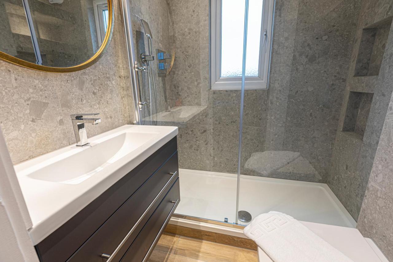 Modern Studio Flat With Balcony On The King's Road In Chelsea, Apartment London