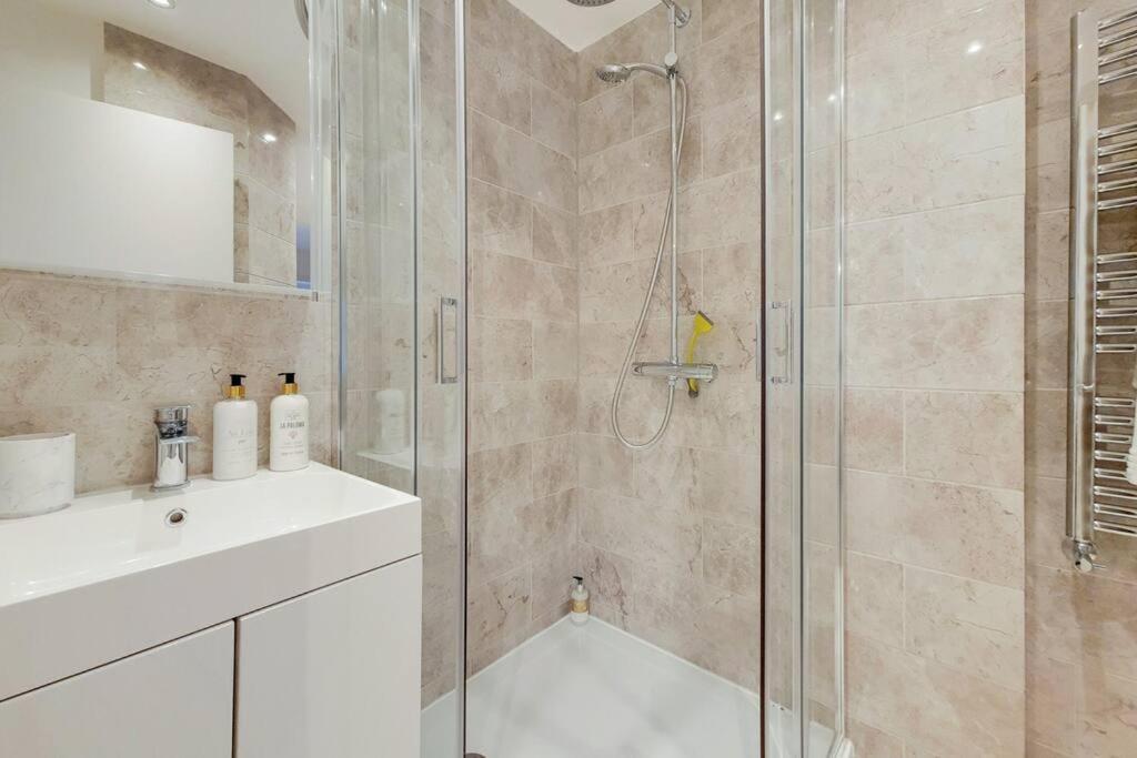 Stylish Knightsbridge Studio, Steps From Harrods. *