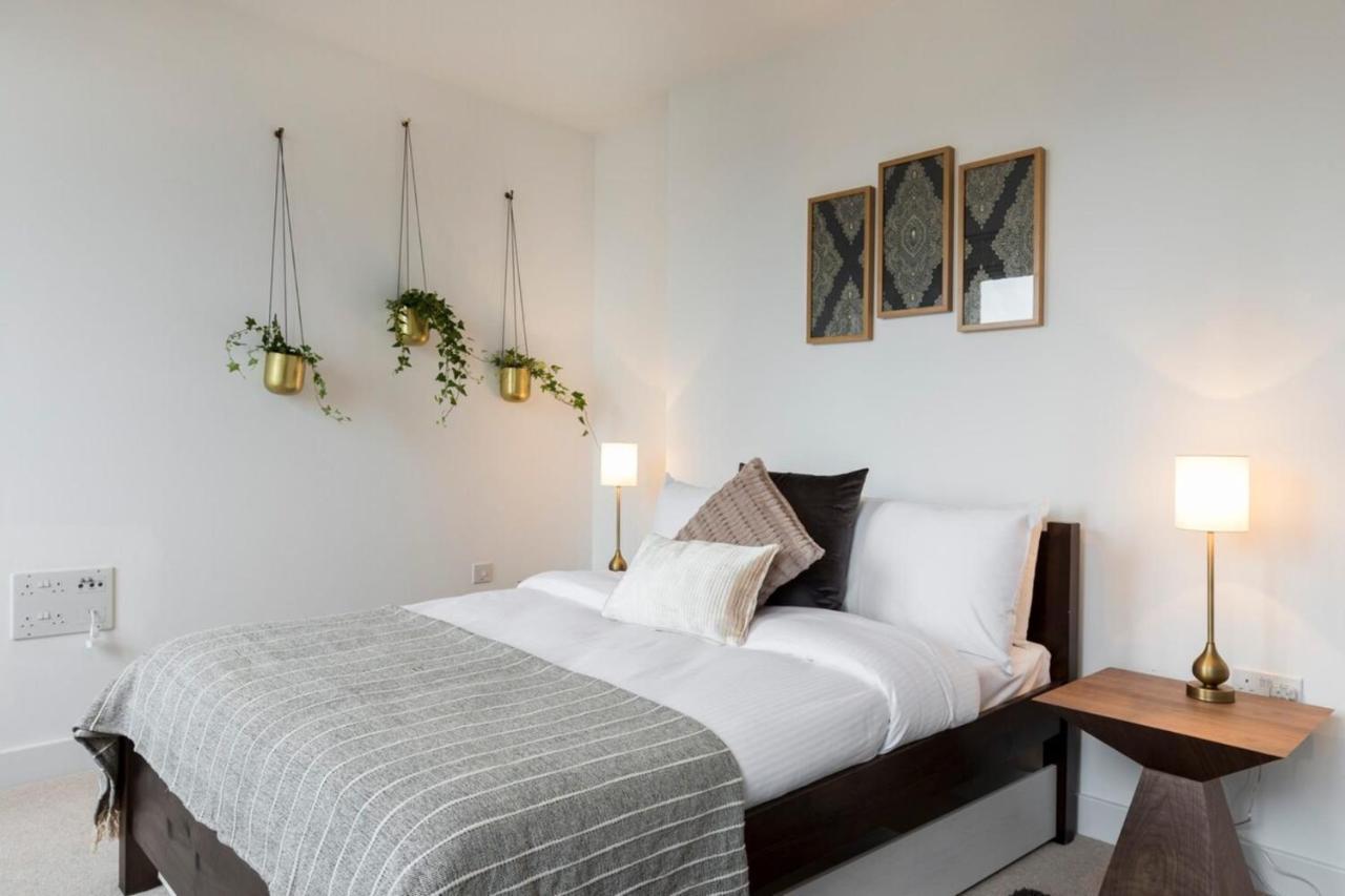 Modern & Designed 2 Bed Penthouse Apt Sleeps Five Londres