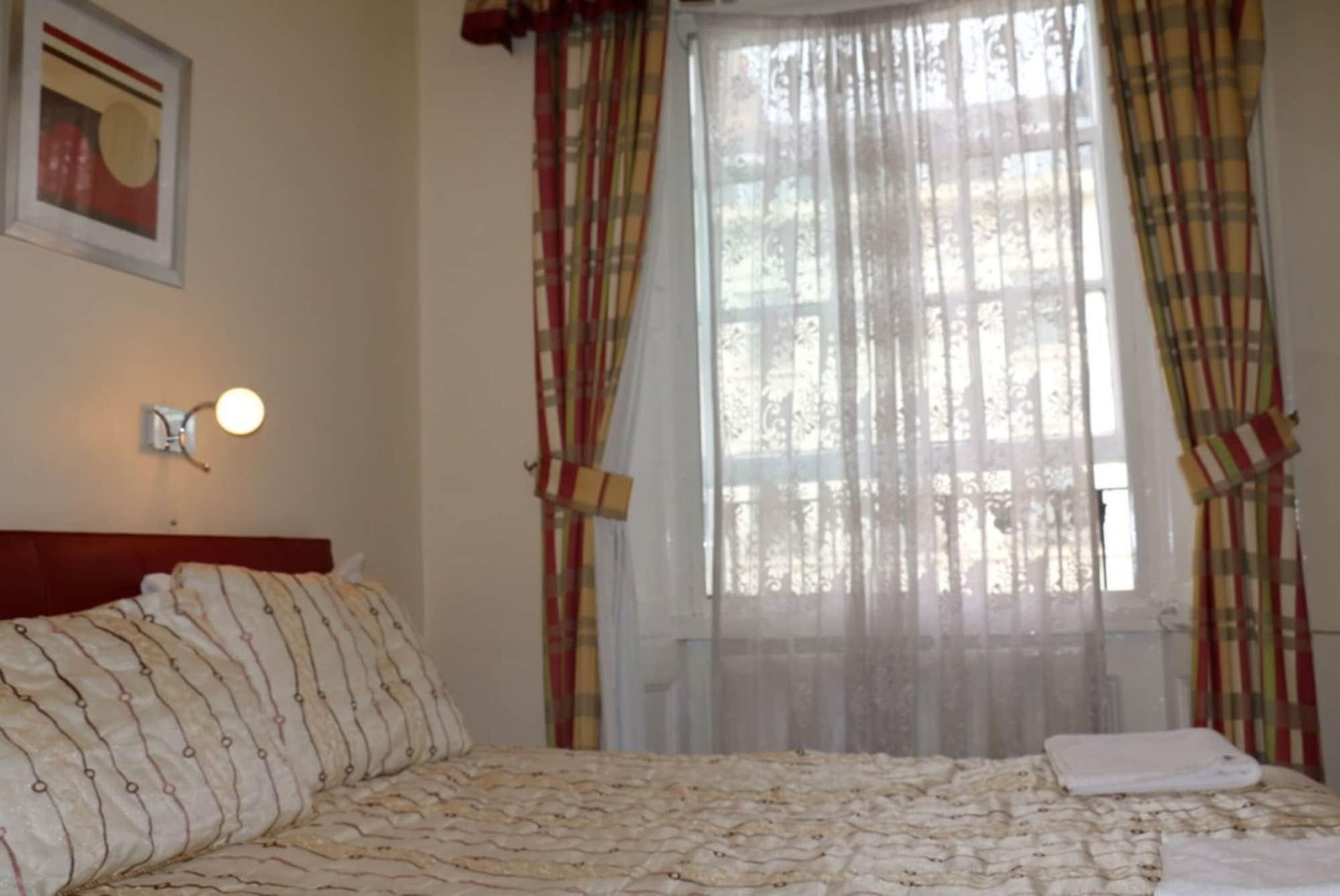 Barry House 3*