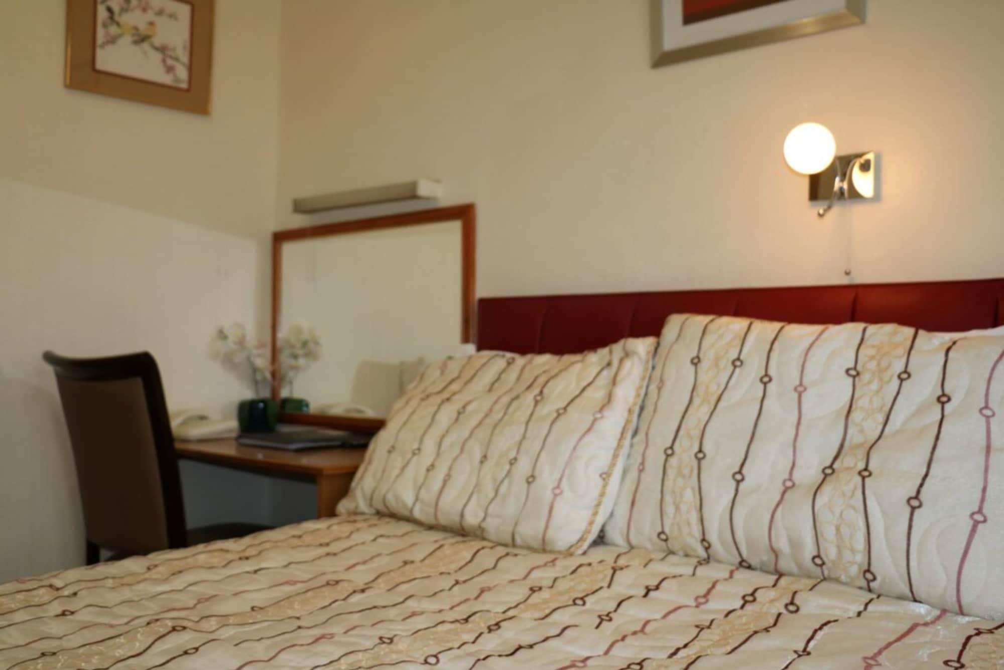 Barry House 3*