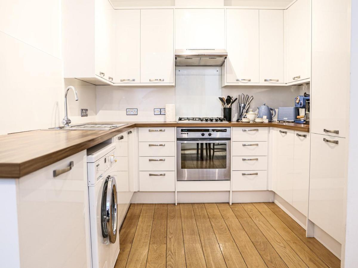 Pass The Keys Stylish 3 Bedroom House In A Quiet Mews By Tube Londres