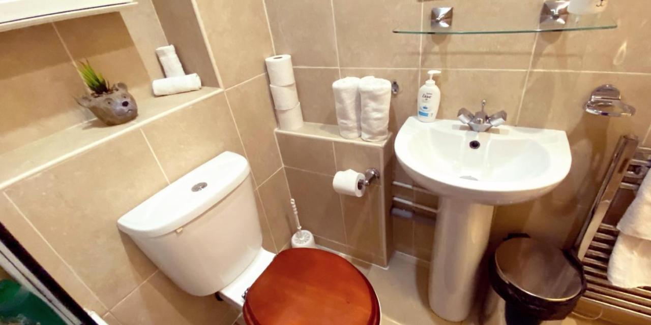 Spacious 1-bedroom Flat With Private Balcony, Patio, And Traditional Decor In Prime Chelsea Location Londres