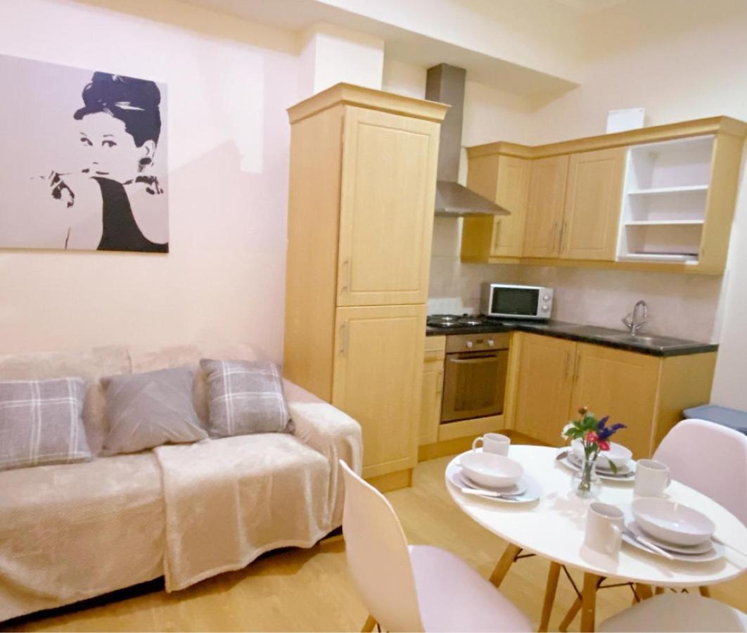 Spacious 1-bedroom Flat With Private Balcony, Patio, And Traditional Decor In Prime Chelsea Location Londres