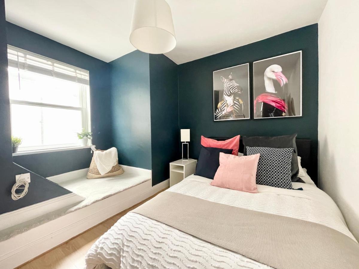 *new* Beautiful 2 Bedroom House In Location *