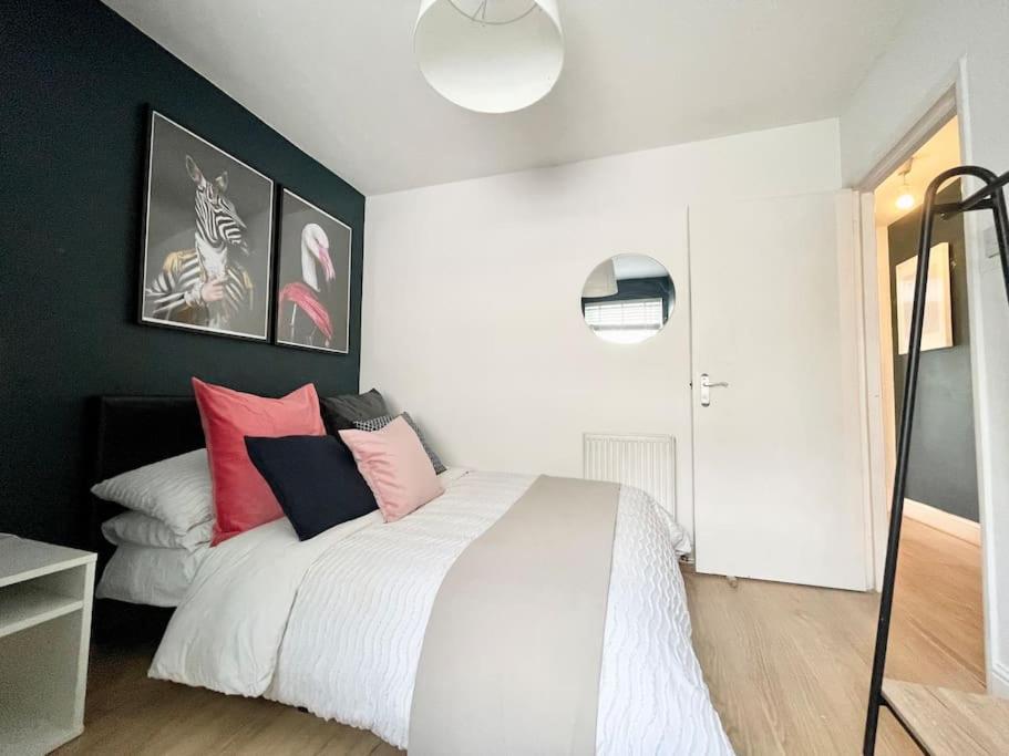 *new* Beautiful 2 Bedroom House In Location