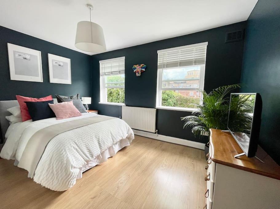 *new* Beautiful 2 Bedroom House In Location