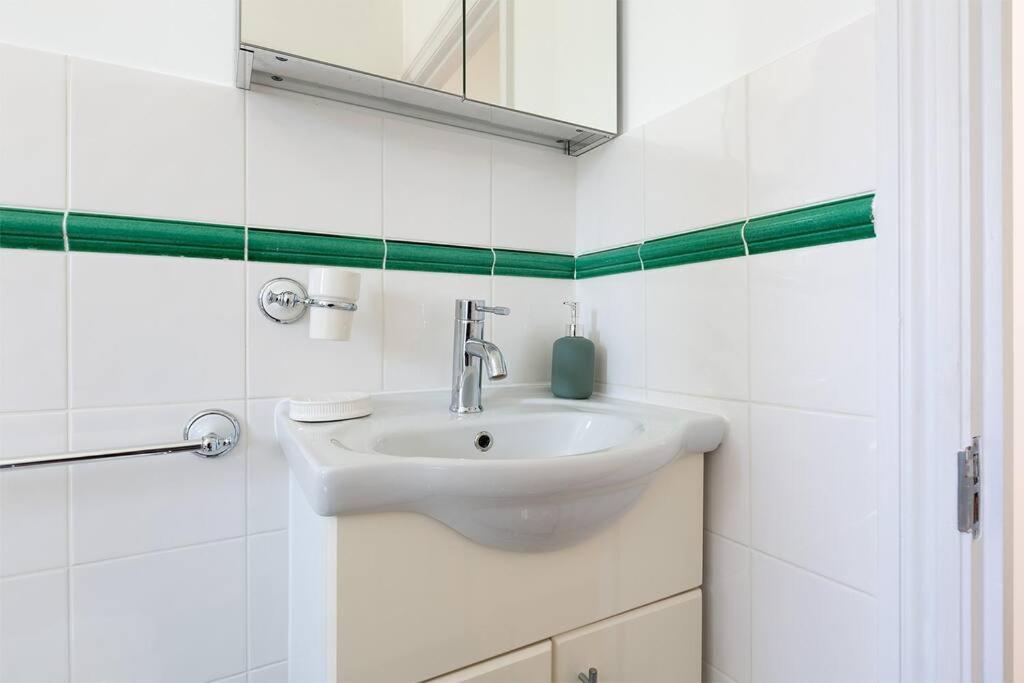Appartement Spacious 3 Bedroom Flat With Terrace Londen