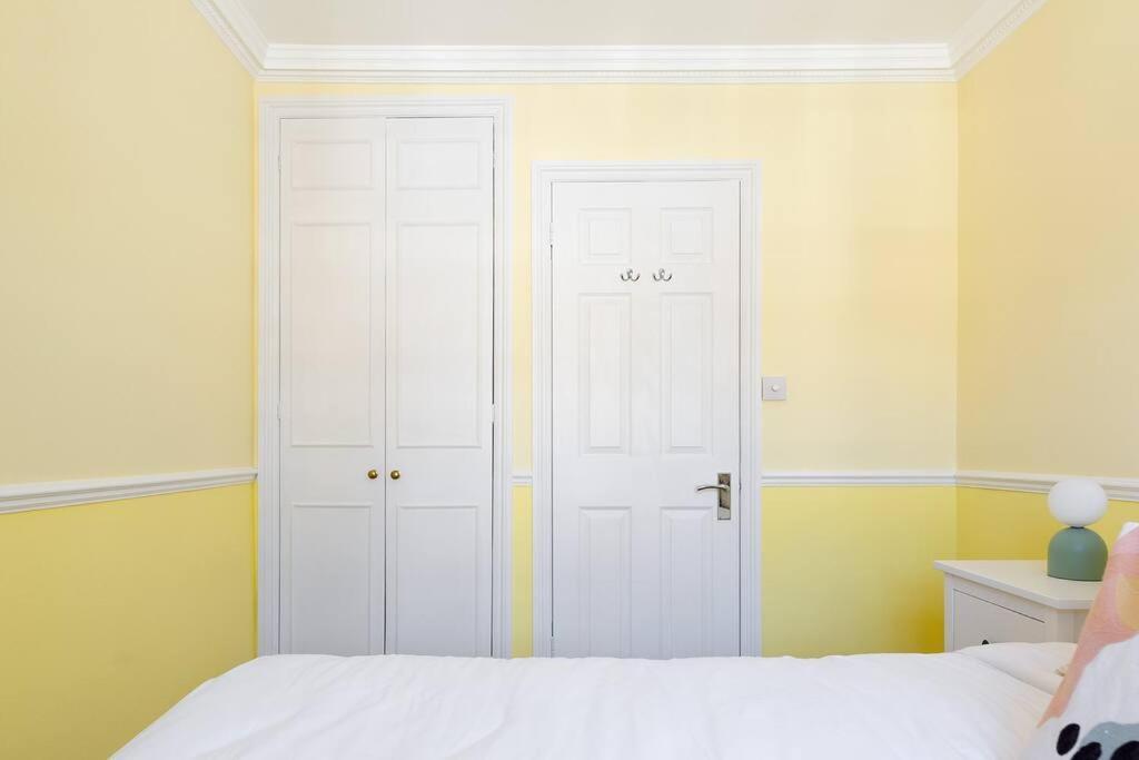 Spacious 3 Bedroom Flat With Terrace * Londen