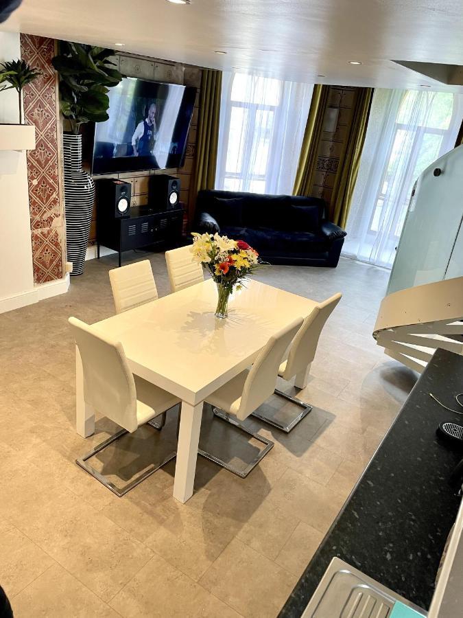 Apartment Rare 1-bed Church Converted In London
