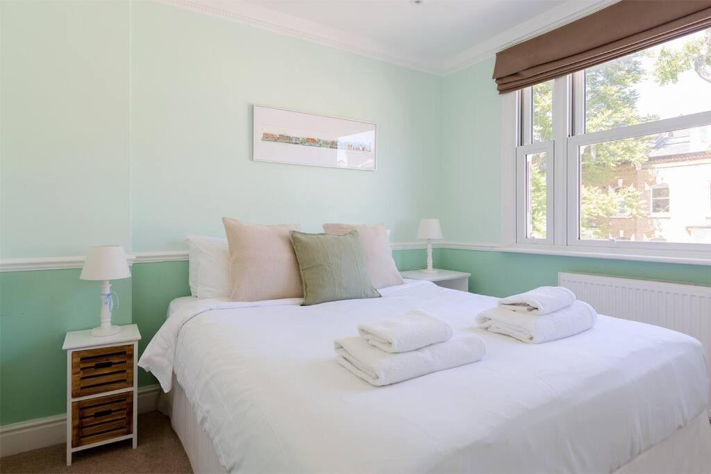 Appartement Spacious 3 Bedroom Flat With Terrace *