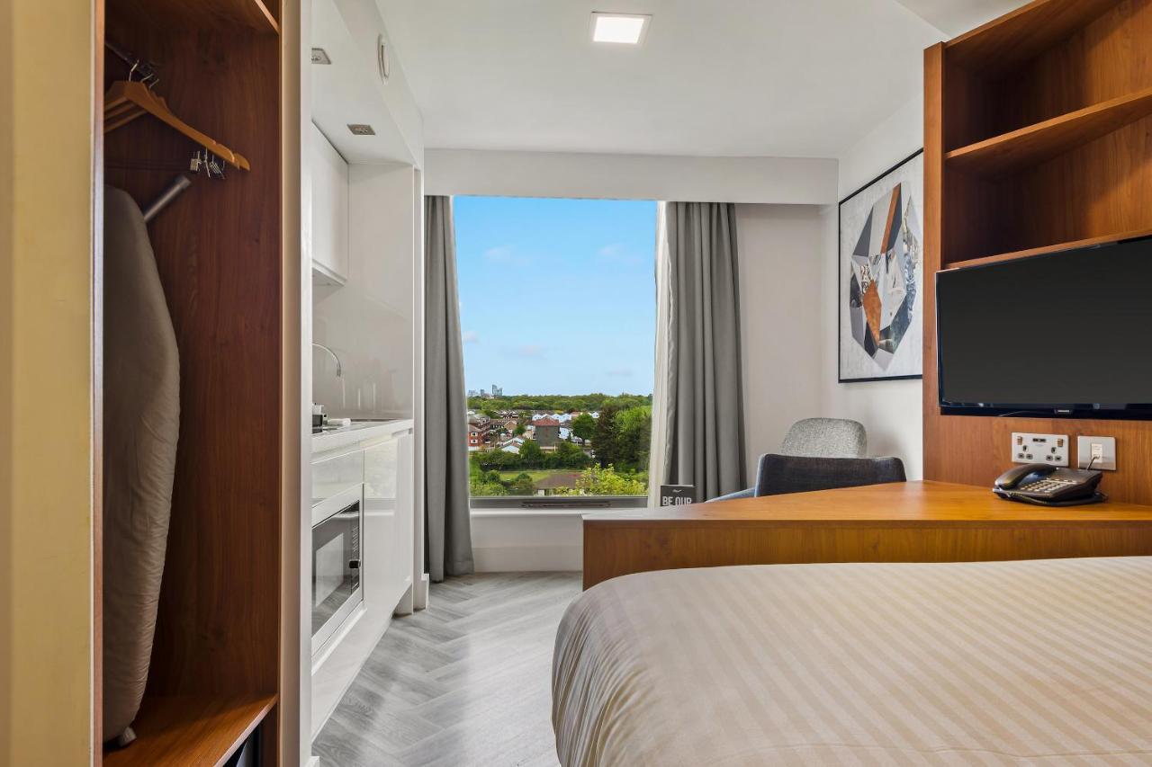 Roomzzz Stratford