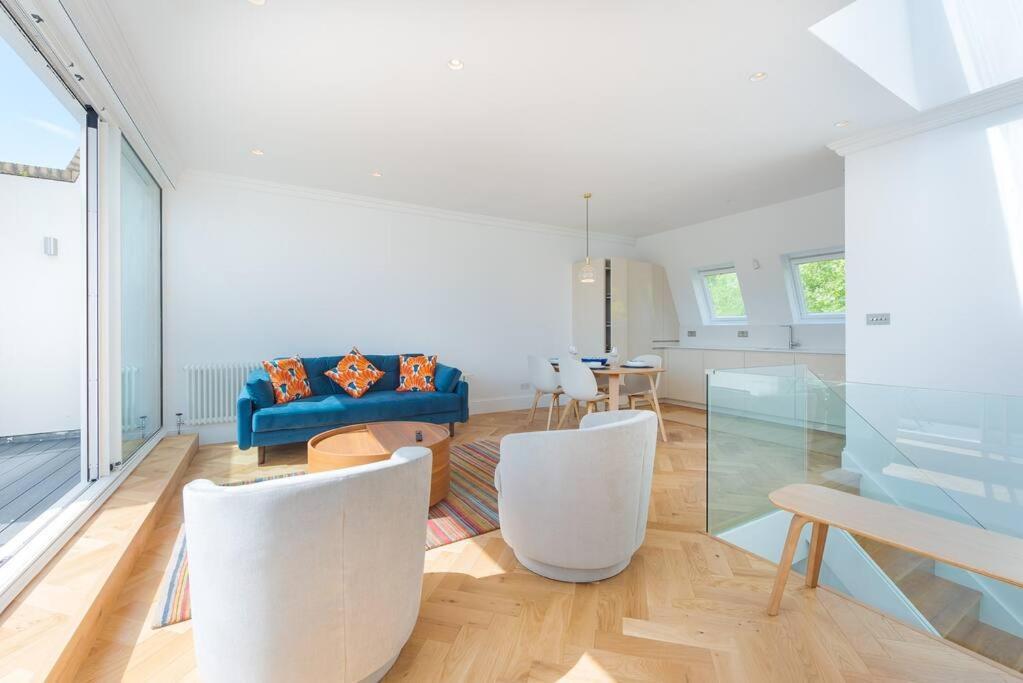 Stunning Two Bed Rh8 *