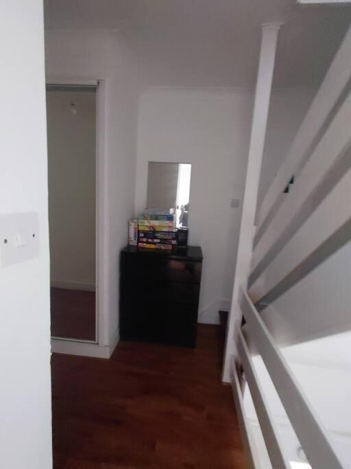 Casa de férias Edwardian 4 Bedrooms With 4 Bathrooms Townhouse, Next To Underground, Accommodates 10 People Londres