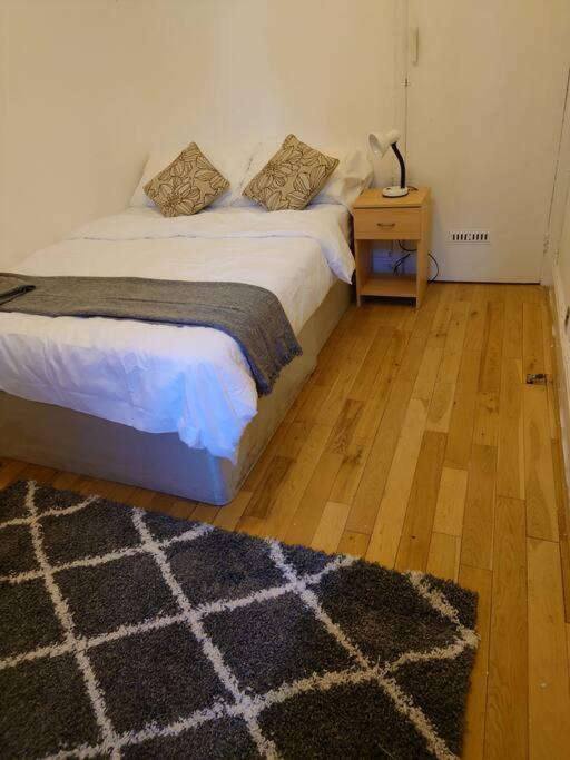 Edwardian 4 Bedrooms With 4 Bathrooms Townhouse, Next To Underground, Accommodates 10 People * Londres