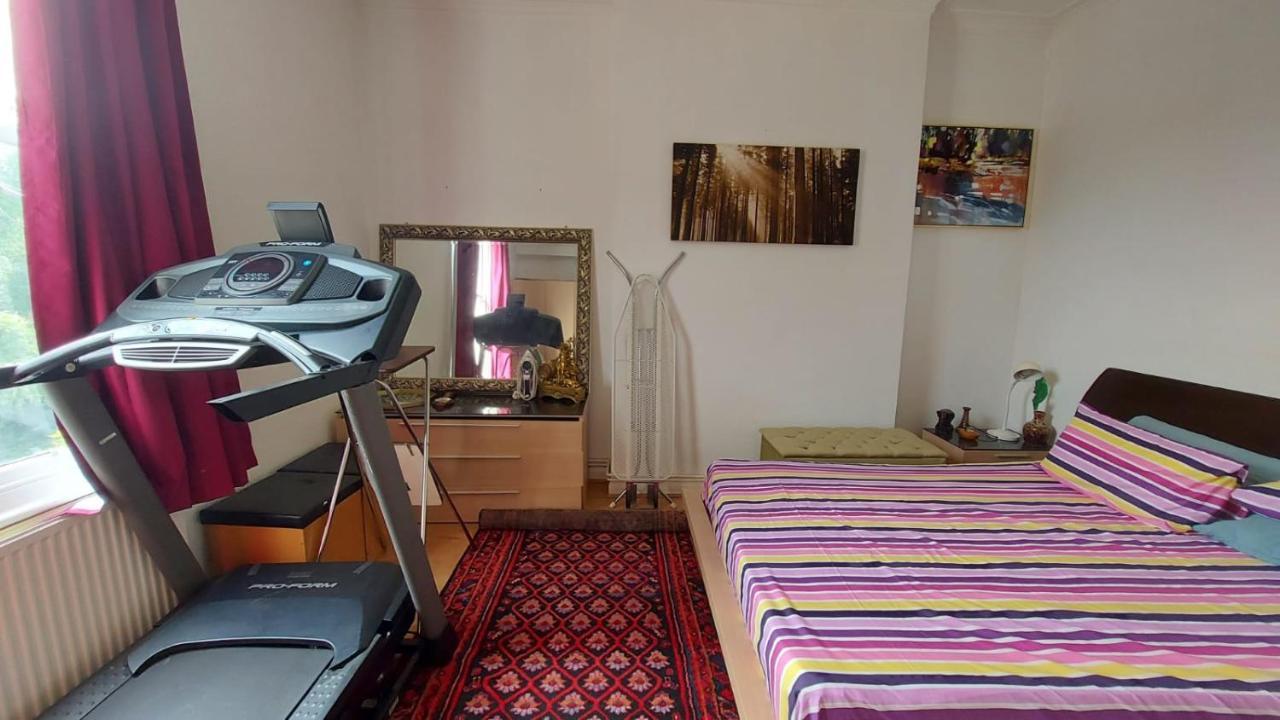 Couette-café Extra Large One Bedroom Flat With Parking