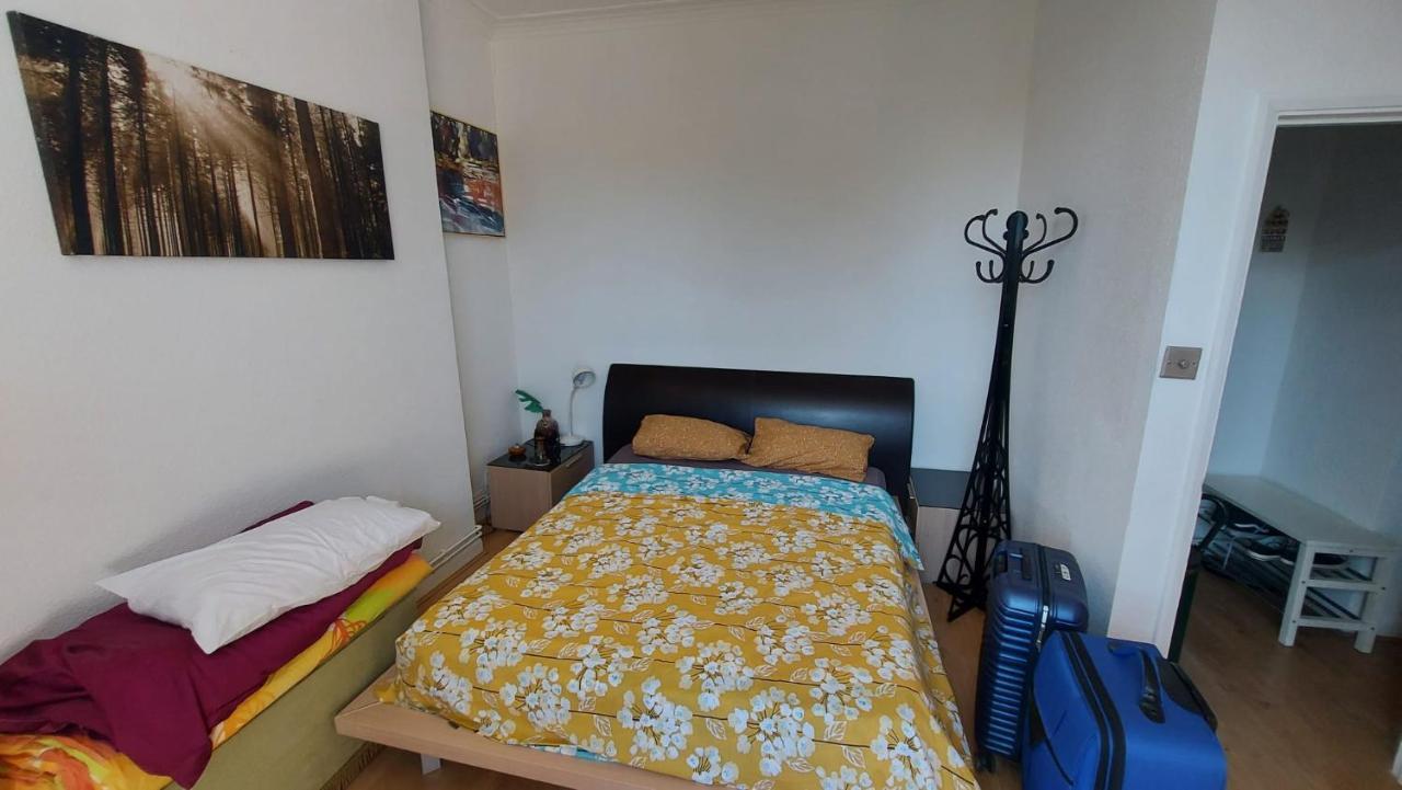 Extra Large One Bedroom Flat With Parking Couette-café Londres
