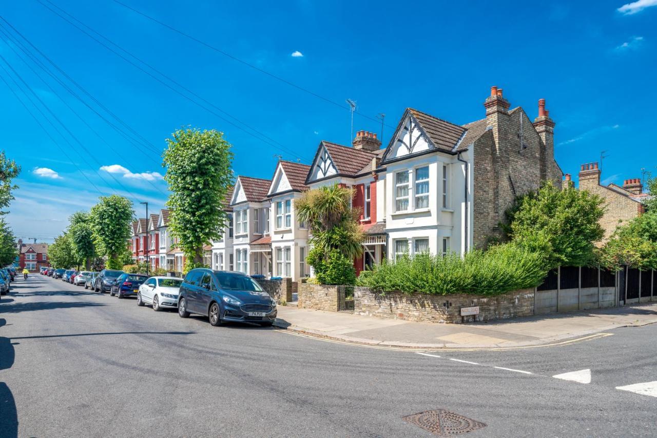 Homely 4-bedroom With 2 Baths & Free Parking Hospedagem domiciliar Londres