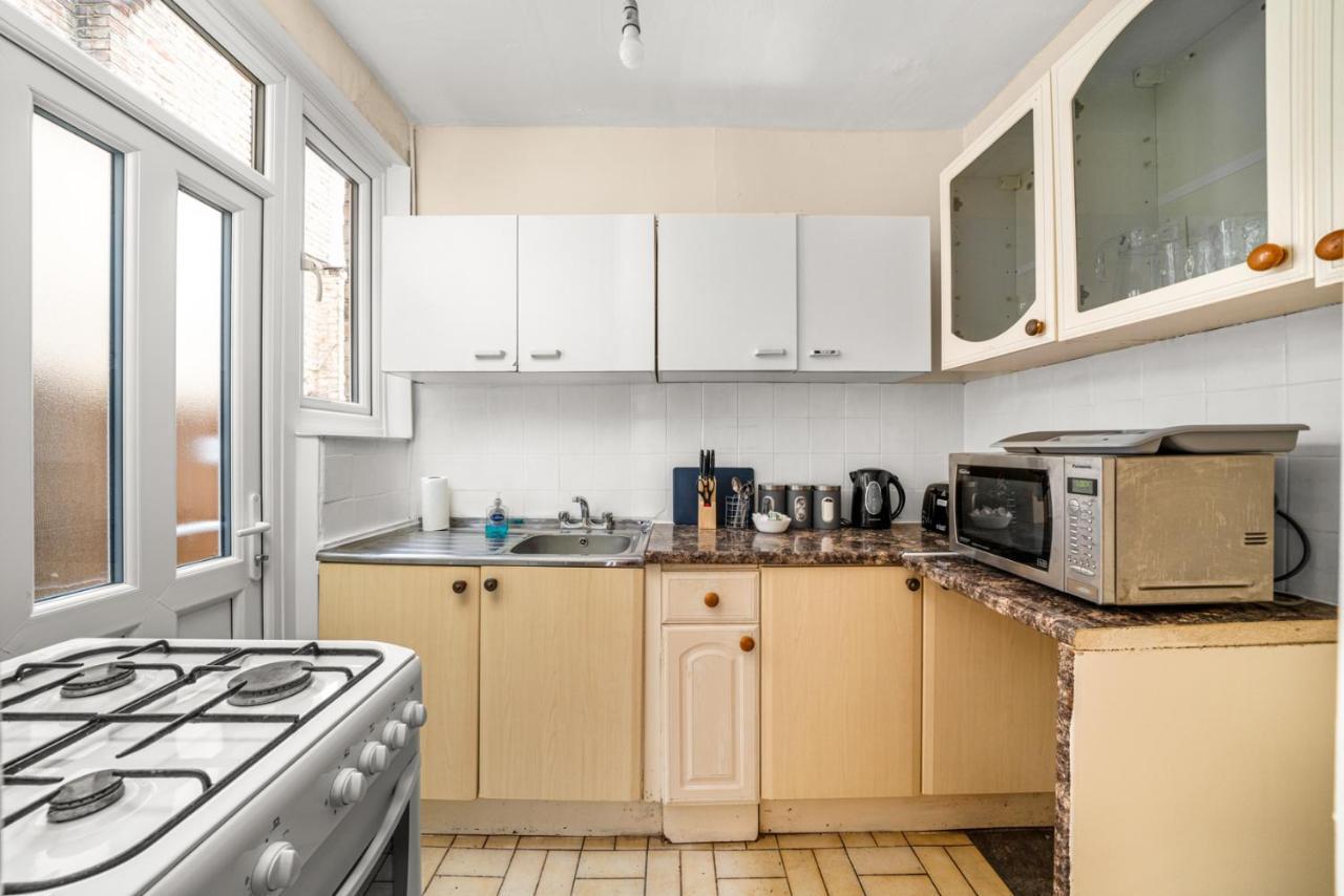 Hospedagem domiciliar Homely 4-bedroom With 2 Baths & Free Parking Londres