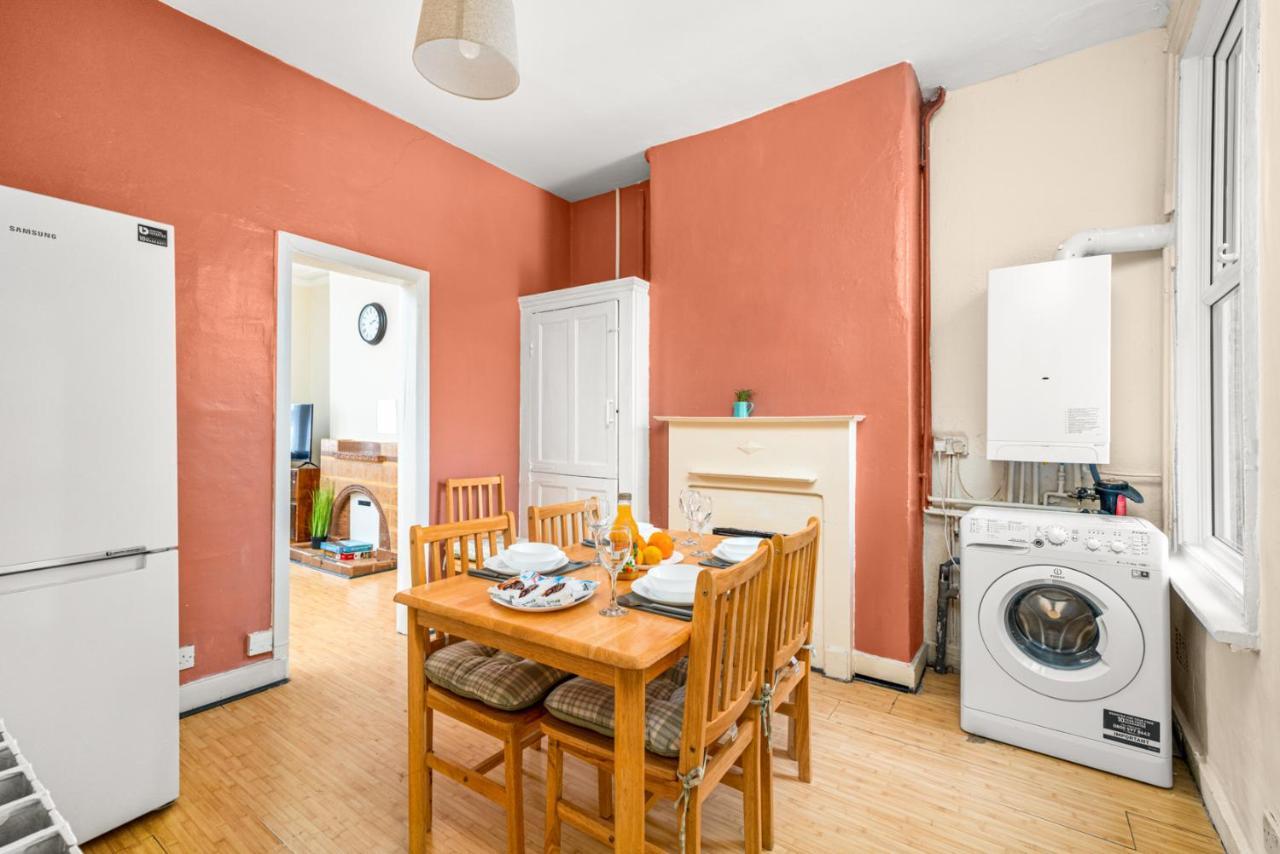 Homely 4-bedroom With 2 Baths & Free Parking Hospedagem domiciliar
