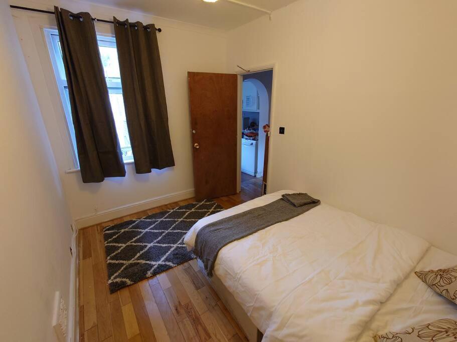 Casa de férias Edwardian 4 Bedrooms With 4 Bathrooms Townhouse, Next To Underground, Accommodates 10 People *