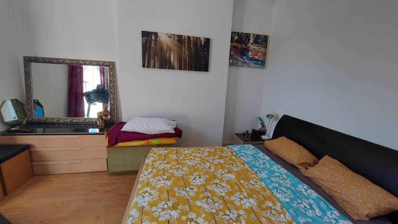 Extra Large One Bedroom Flat With Parking Couette-café *