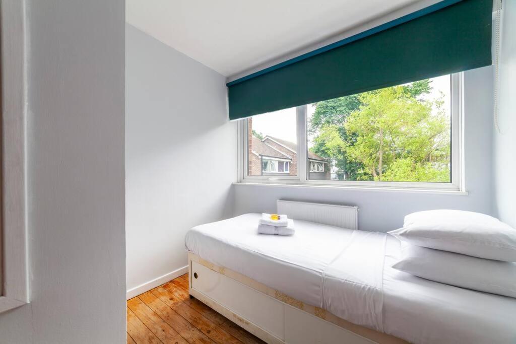 Vakantiehuis Newly Refurbished 5 Bdr House Wgarden And Parking *