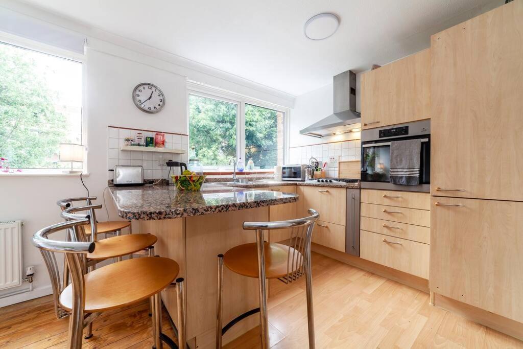 Vakantiehuis Newly Refurbished 5 Bdr House Wgarden And Parking Londen
