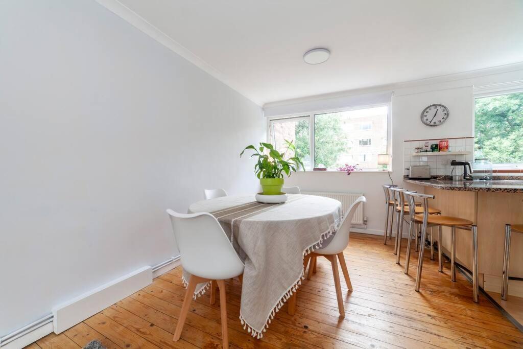 Newly Refurbished 5 Bdr House Wgarden And Parking Vakantiehuis Londen
