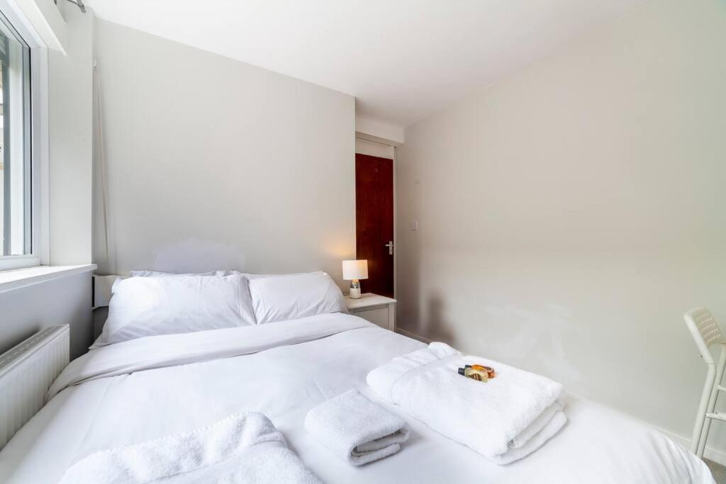 Newly Refurbished 5 Bdr House Wgarden And Parking Vakantiehuis *