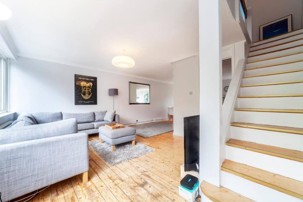 Vakantiehuis Newly Refurbished 5 Bdr House Wgarden And Parking *