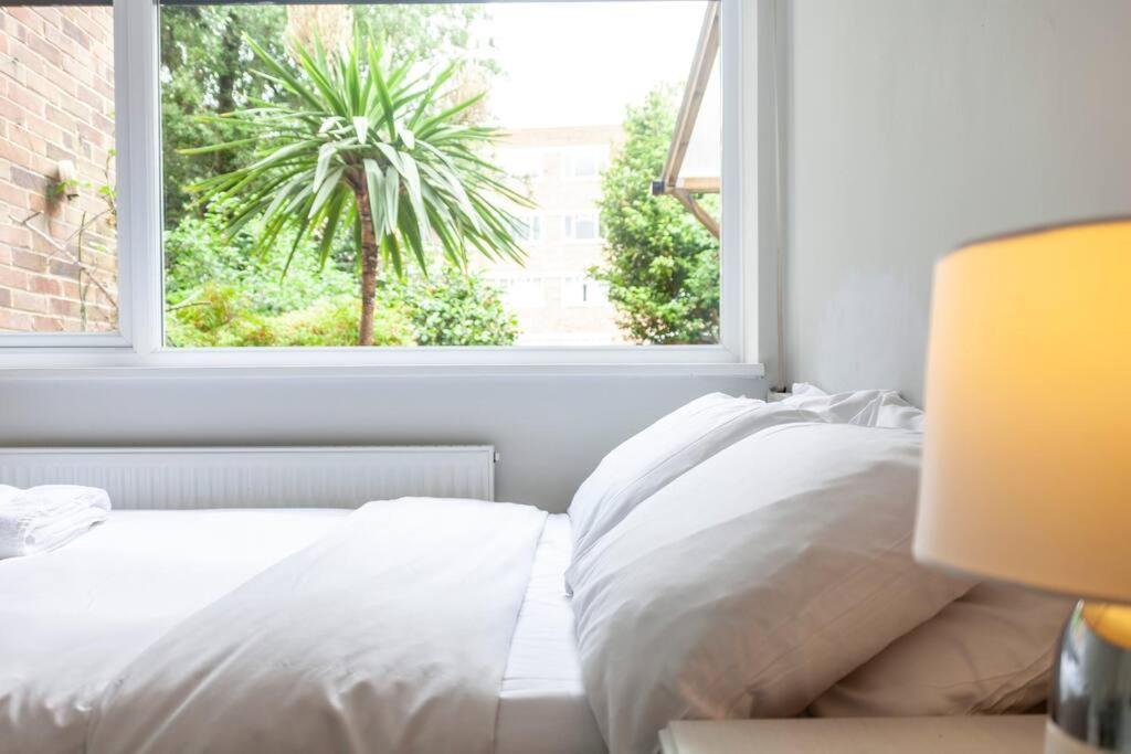 Vakantiehuis Newly Refurbished 5 Bdr House Wgarden And Parking *