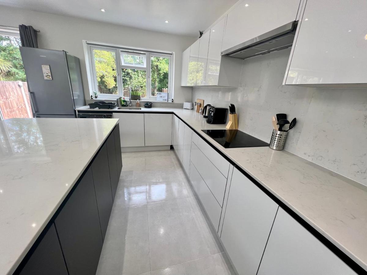 Casa de férias Wembley Stadium 5 Star Brand New Luxury Sleeps 14 With Parking Londres