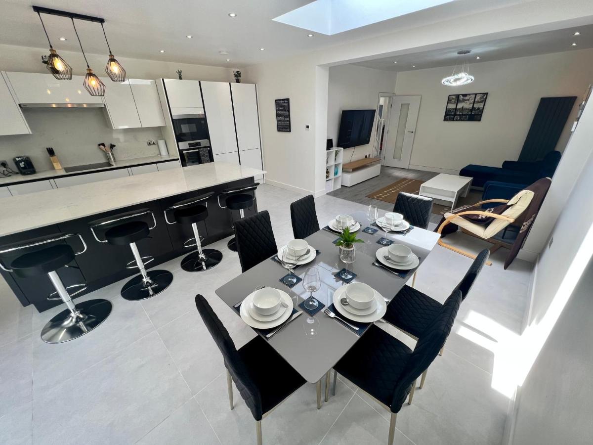 Casa de férias Wembley Stadium 5 Star Brand New Luxury Sleeps 14 With Parking *