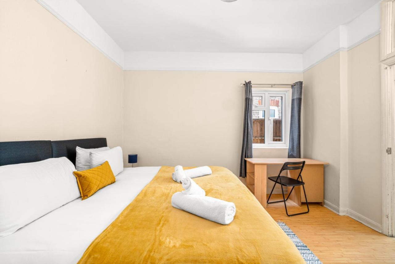 Homely 4-bedroom With 2 Baths & Free Parking *