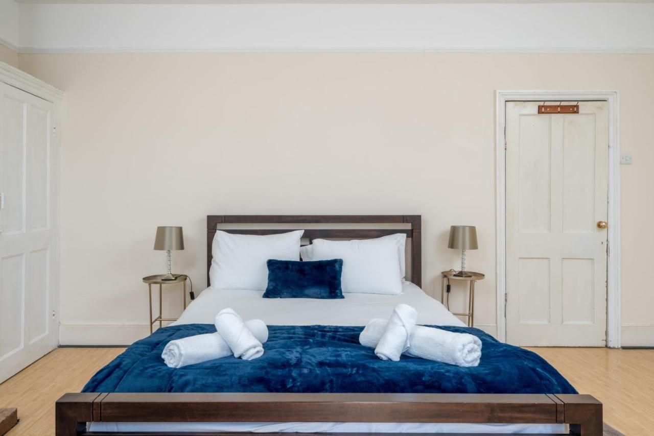 Homely 4-bedroom With 2 Baths & Free Parking Hospedagem domiciliar Londres