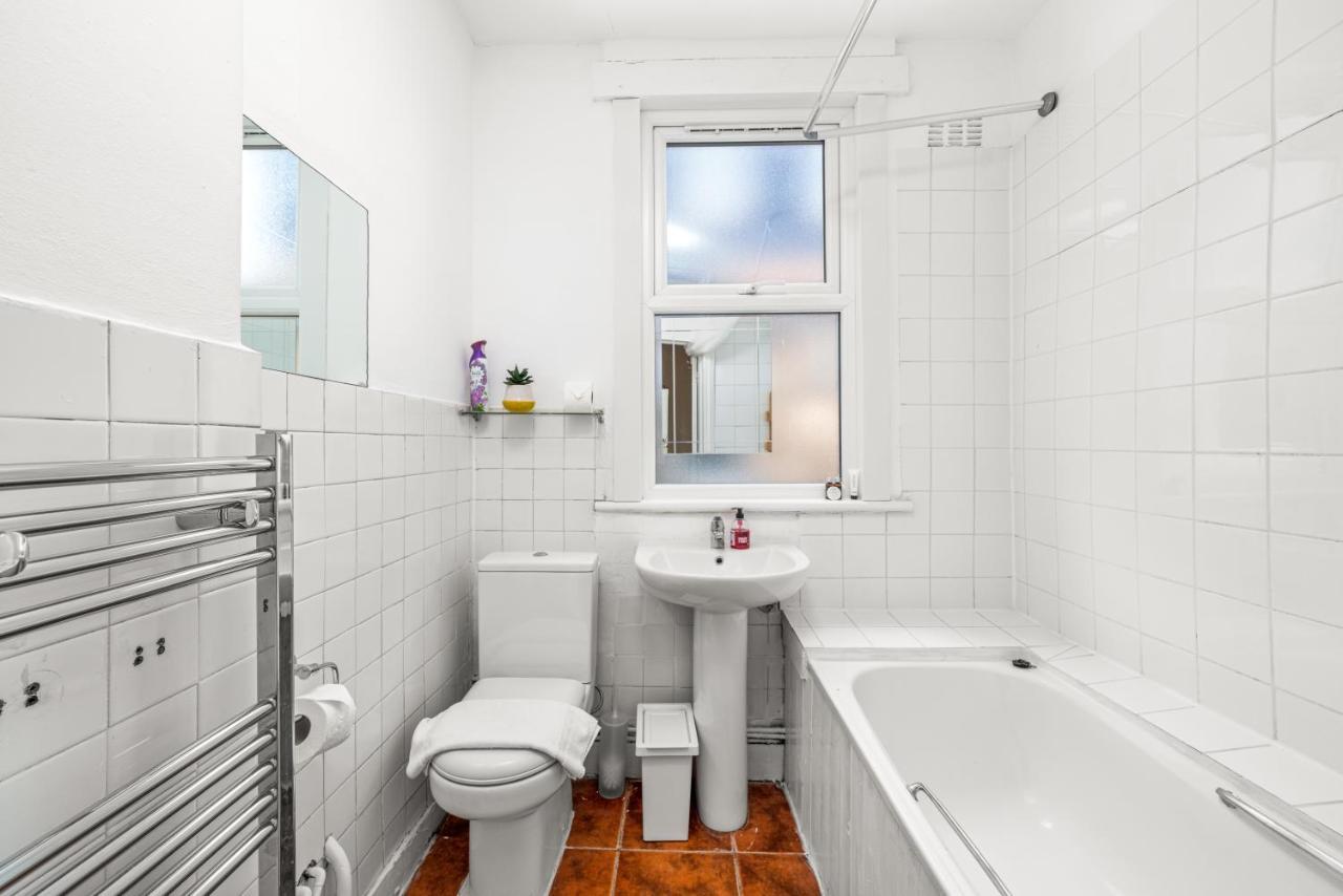 Hospedagem domiciliar Homely 4-bedroom With 2 Baths & Free Parking Londres