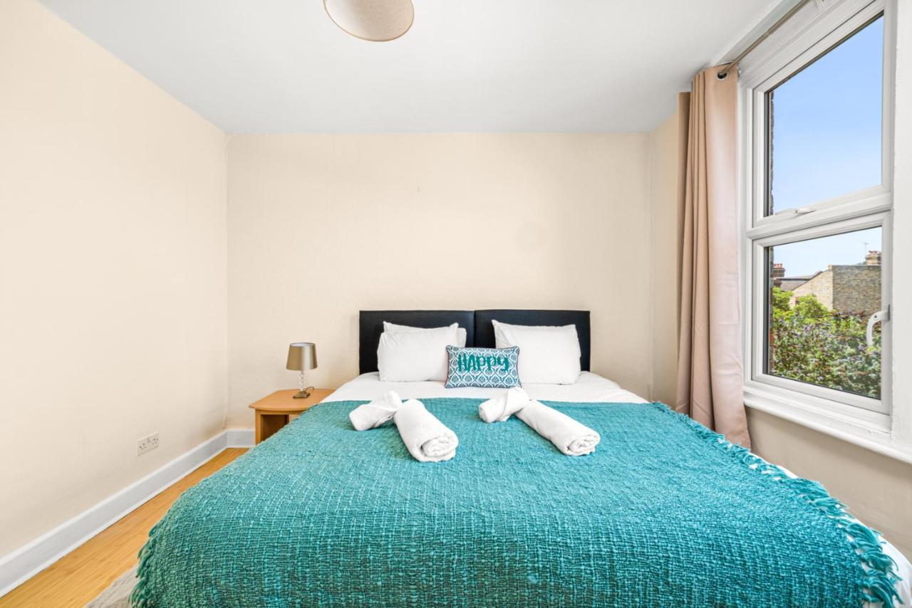 Hospedagem domiciliar Homely 4-bedroom With 2 Baths & Free Parking