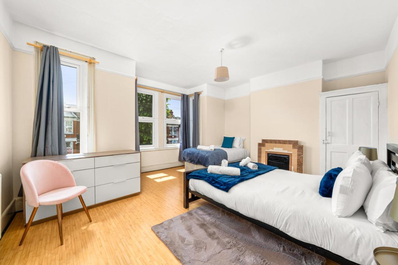 Homely 4-bedroom With 2 Baths & Free Parking *