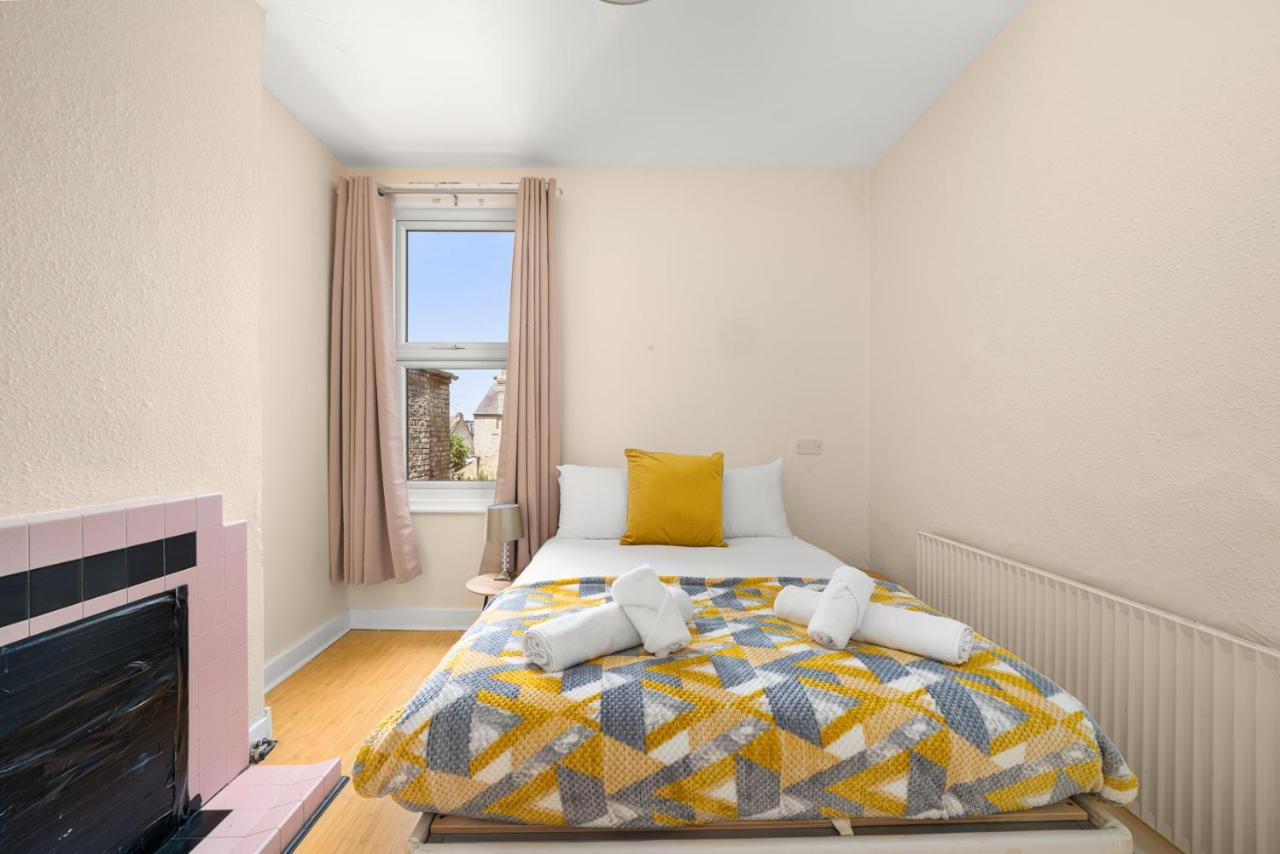 Homely 4-bedroom With 2 Baths & Free Parking *
