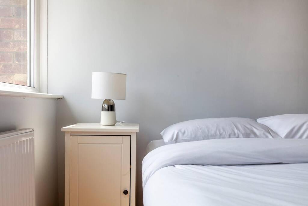 Newly Refurbished 5 Bdr House Wgarden And Parking Vakantiehuis Londen