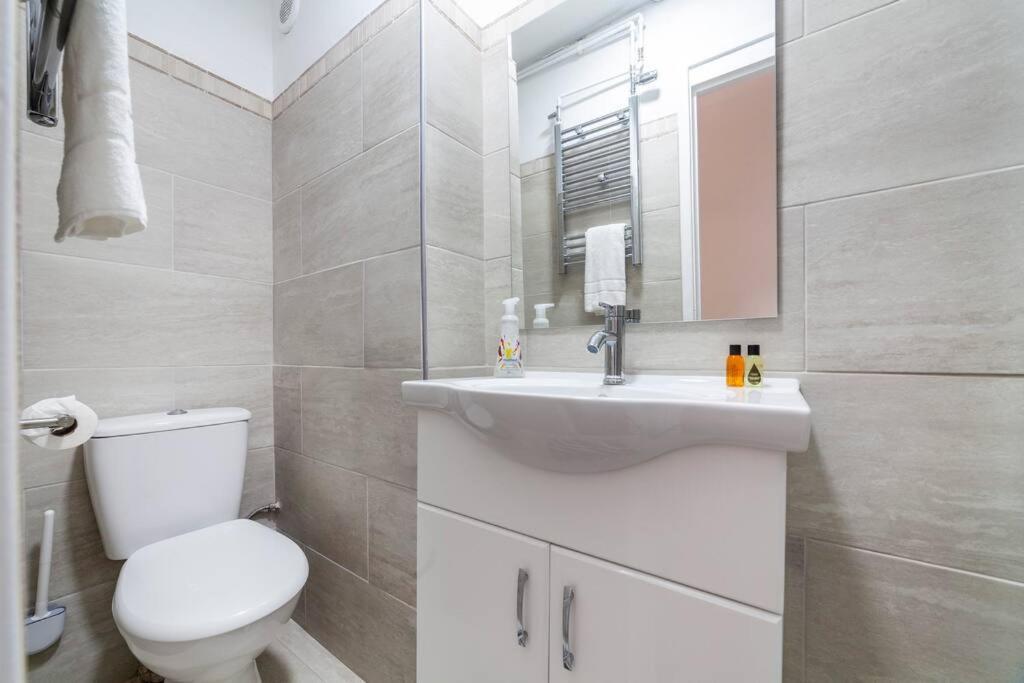 Vakantiehuis Newly Refurbished 5 Bdr House Wgarden And Parking Londen