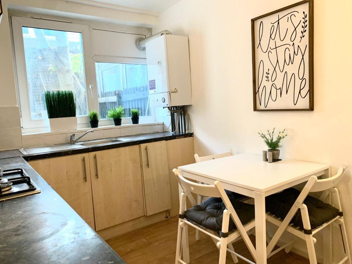 Private Bedrooms In A Flat! Away From Home! Shared Bathroom *