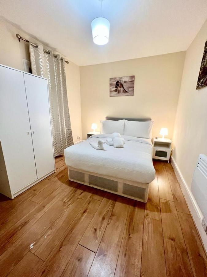 Studio Flat In Colliers Wood Londres