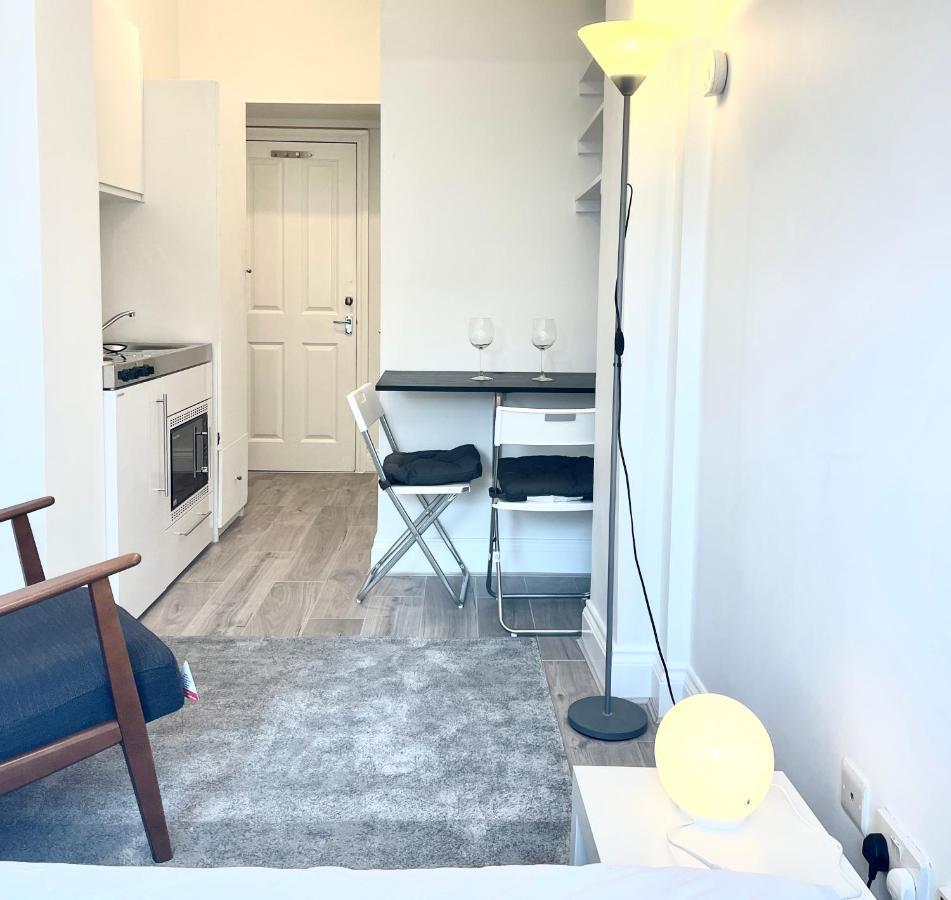 Very Close To Line Underground Shepherds Bush And Westfield Newly Refurbished Londres