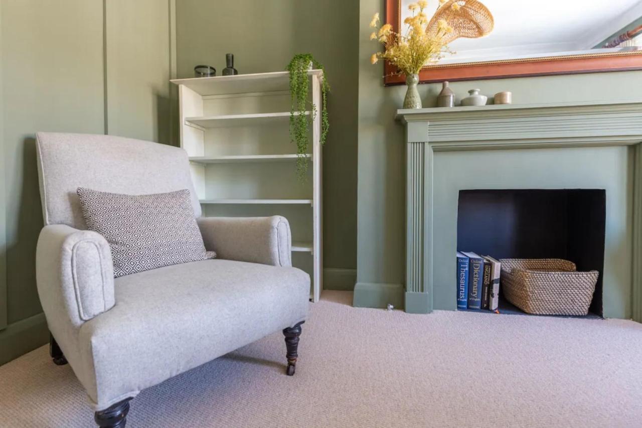 Luxuriously Designed 3 Bedroom In Clapham Apartment *
