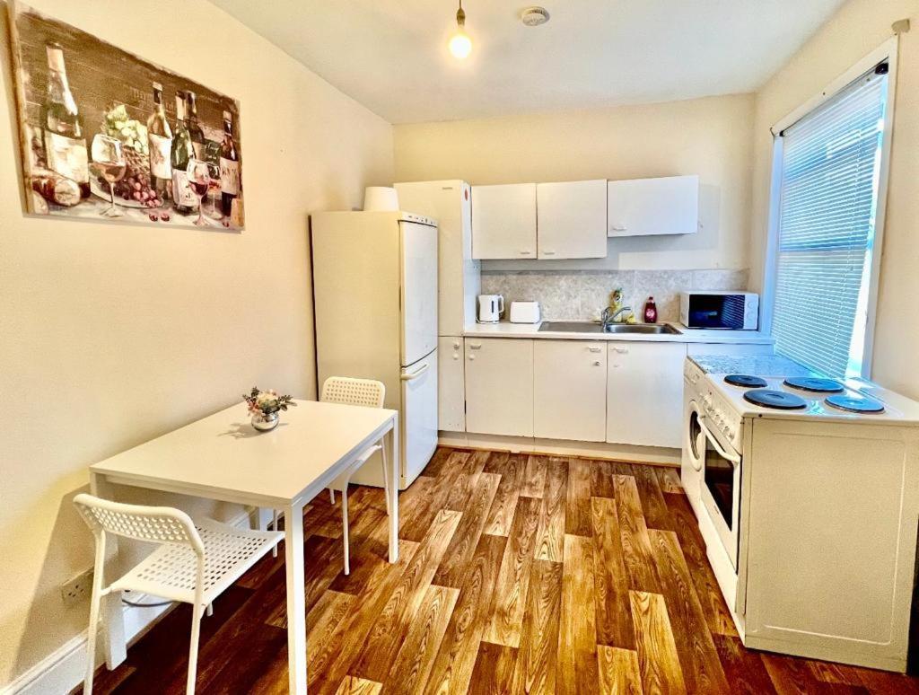 Studio Flat In Colliers Wood Londres