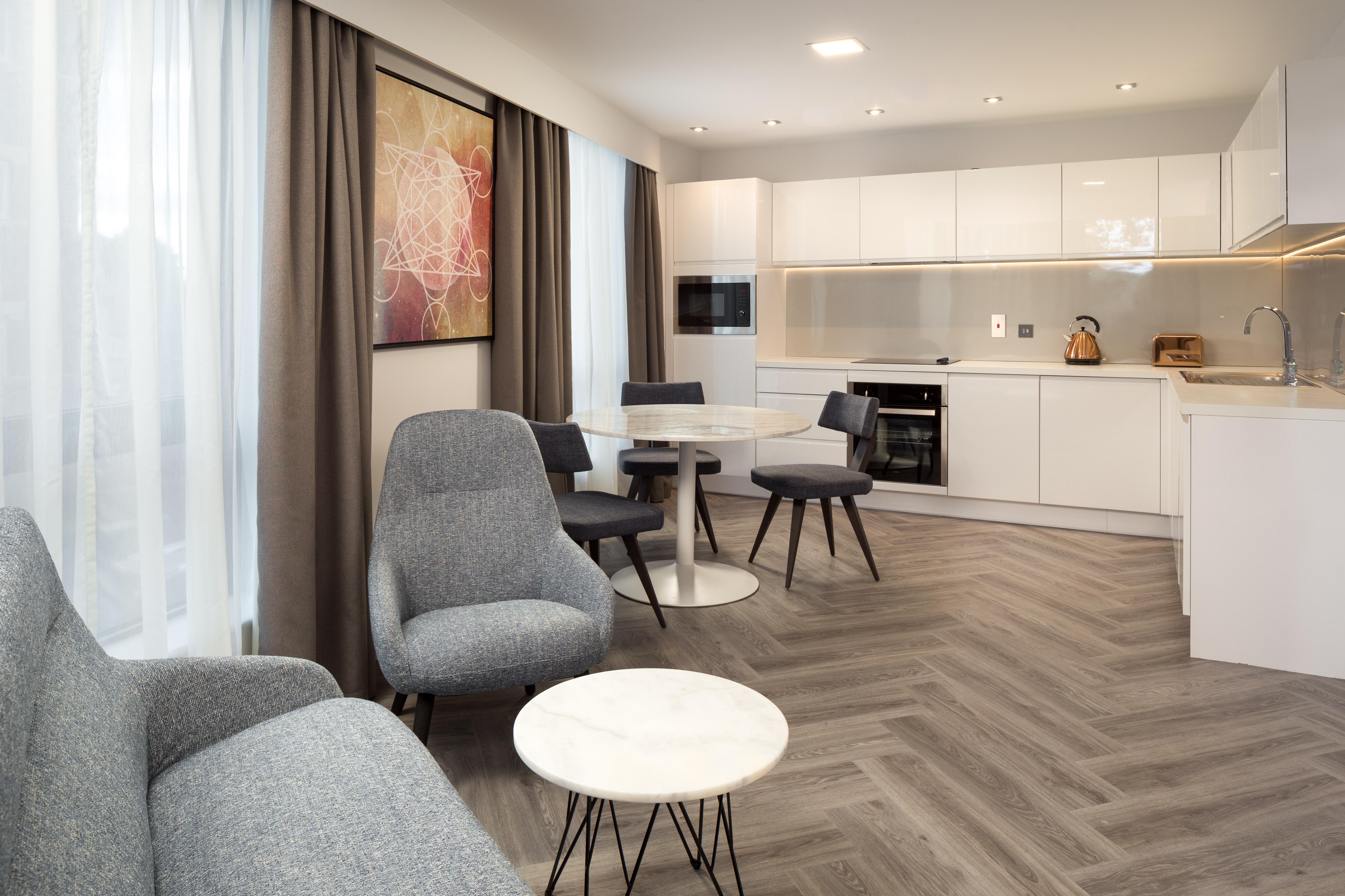 Roomzzz Stratford 4*