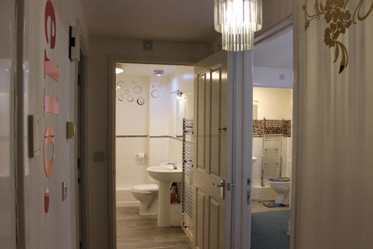 2 Bed 2 Bath - Free Parking - 3min Walk To The Train Station - 19min To Liverpool Street 5min To Victoria Line 1gb Broadband Super Fast Internet Ground Floor 100s Of Shops Restaurants Bakeries 24-hour Asda Superst Appartement Londres