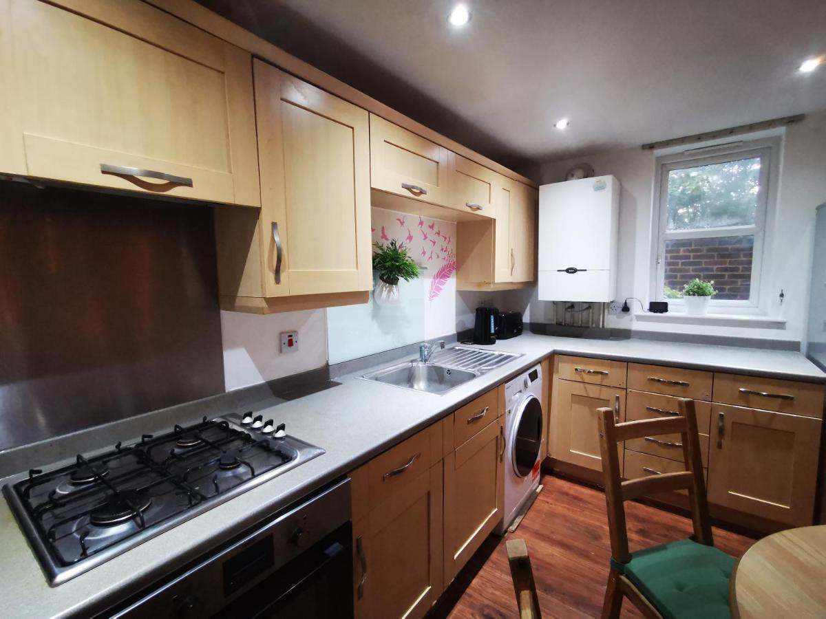 Appartement 2 Bed 2 Bath - Free Parking - 3min Walk To The Train Station - 19min To Liverpool Street 5min To Victoria Line 1gb Broadband Super Fast Internet Ground Floor 100s Of Shops Restaurants Bakeries 24-hour Asda Superst